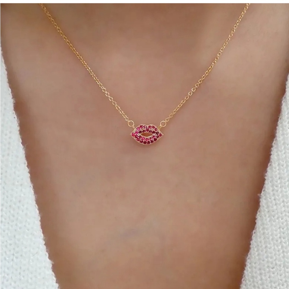 Dark pink rhinestone lips necklace 💋